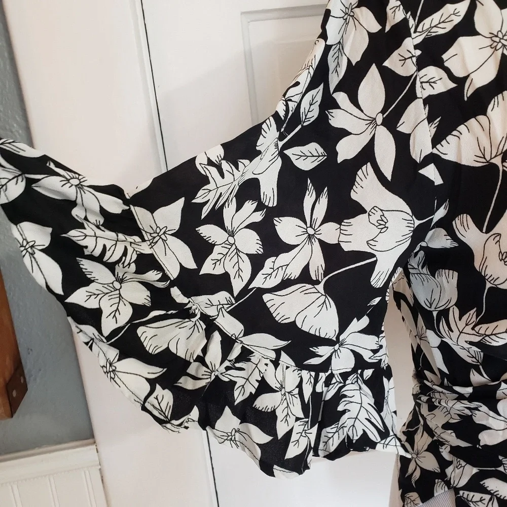 Black and white floral wrap top NWT - Picture 2 of 7